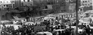 Manifestacion contra las barracas de Santa Engracia, actual plaza Angel Pestaña. fueron derribada en 1984, fruto de una estafa. Arxiu historic